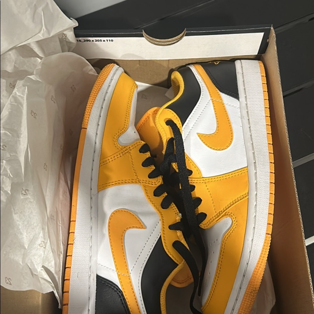 Jordan 1 Low Taxi, size 7.5 men’s